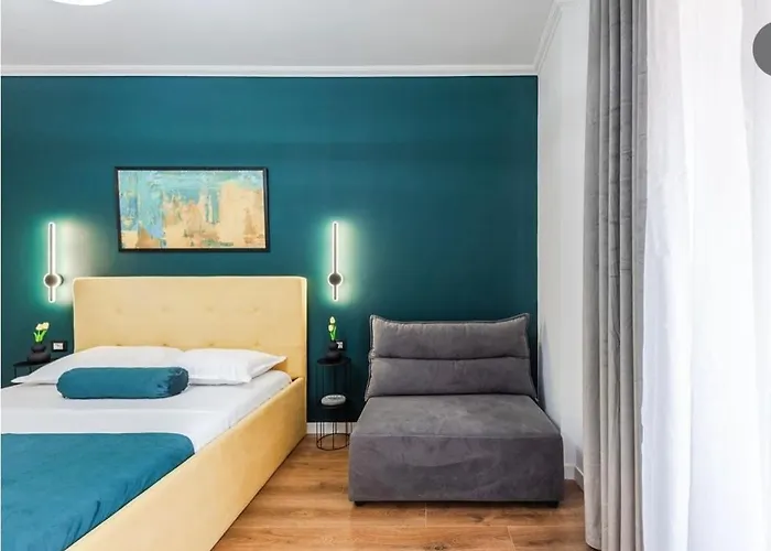 Zoe At Center * 地拉那